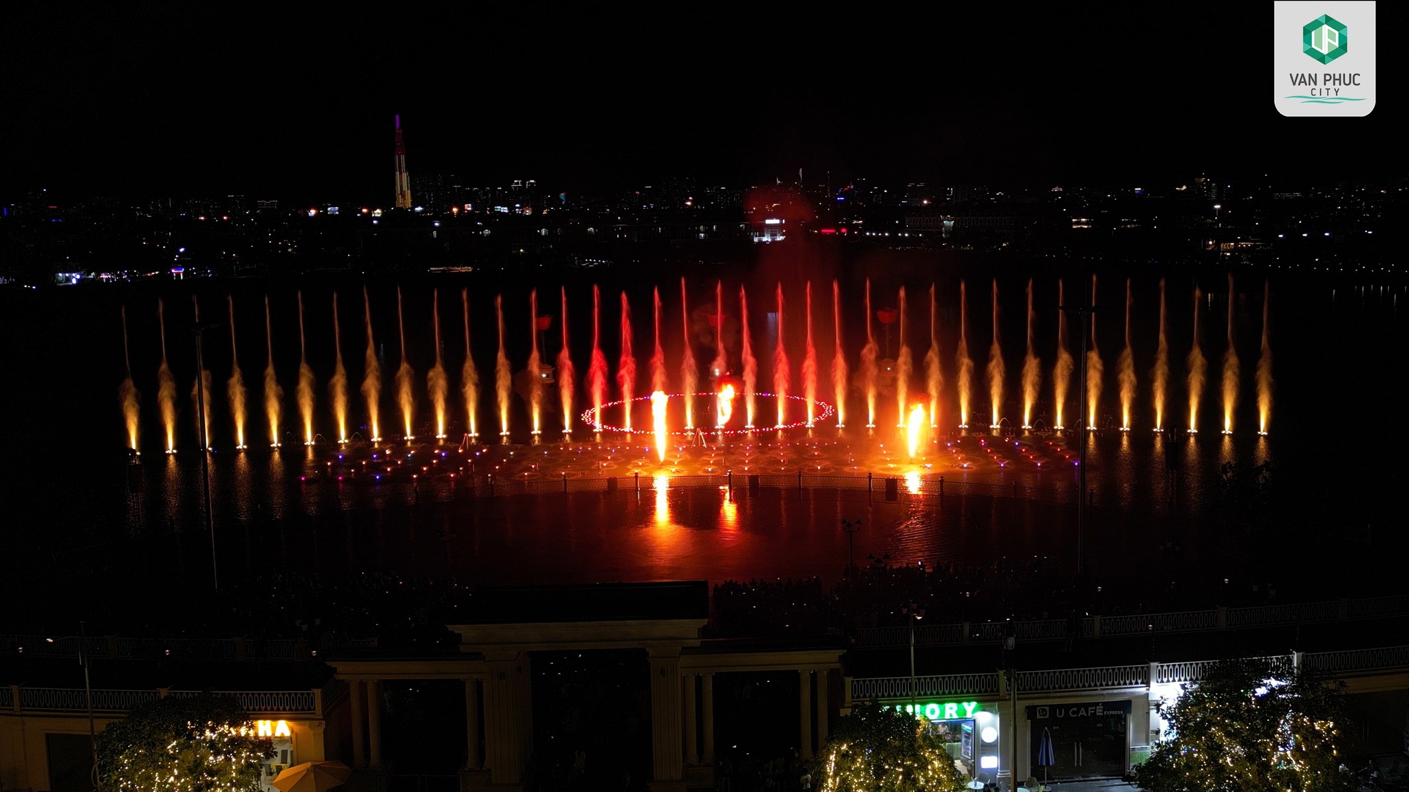 NHỮNG KHOẢNH KHẮC ẤN TƯỢNG TẠI SHOW BÁN VÉ ĐẦU TIÊN CỦA VAN PHUC WATER SHOW